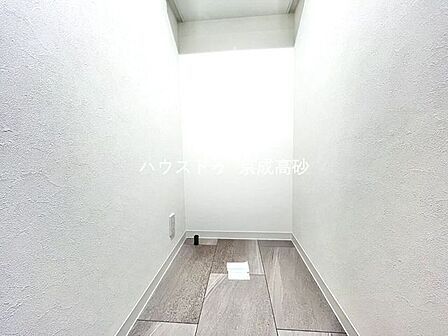 トイレは快適な温水洗浄便座付です。
