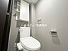 トイレ：お掃除しやすい素材と機能にこだわったトイレはいつまでもキレイが続きます。少ない水量で洗浄できる、環境にもお財布にもやさしいエコなトイレです。※AIで家具等を消しております。