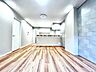リビング/ダイニング：明るく開放的な空間が広がるリビングダイニング。室内には豊かな陽光が注ぎ込み、爽やかな住空間を演出。ホームパーティーでもゲストと一緒に料理を楽しみながら楽しい時間を過ごせそうですね。