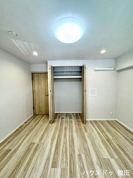 たっぷり入るクローゼットで、部屋を広く使えます。お気に入りの家具を置いて、自分らしい時間を。
