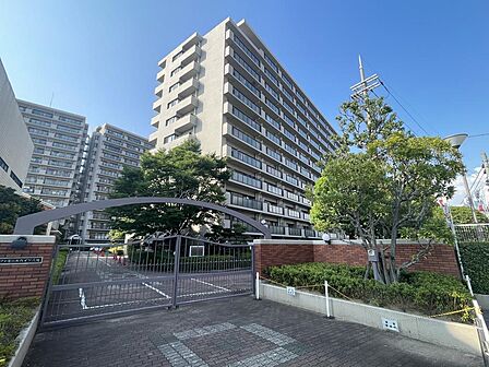【外観】徒歩7分以内に、スーパー・コンビニ・ドラッグストア、小学校がそろい、ご家族みなさまが暮らしやすい住環境です。