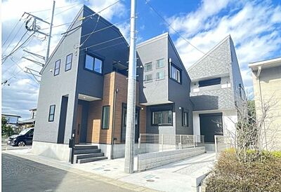 外観：ひと際目を引く新築住宅全3棟。