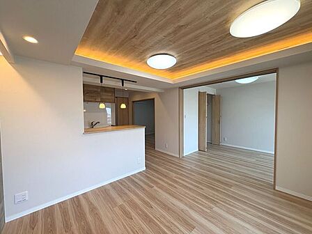 12.4帖のリビング。室内リノベーションでご入居から快適にお過ごしいただけます!