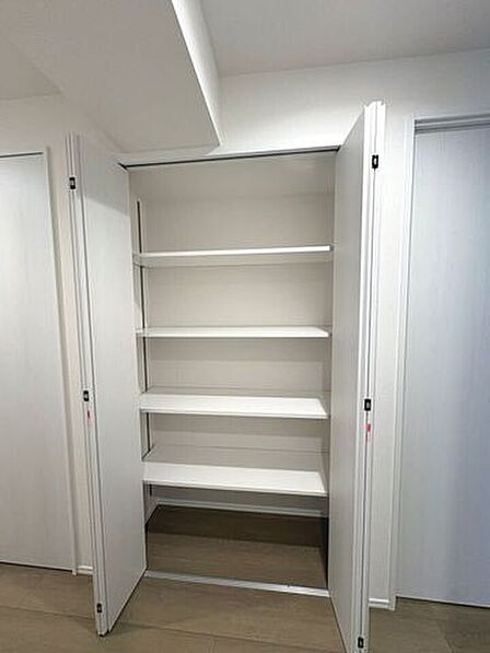 廊下には2か所収納を完備しております。可動棚仕様で日用品や掃除用品の保管に便利です。