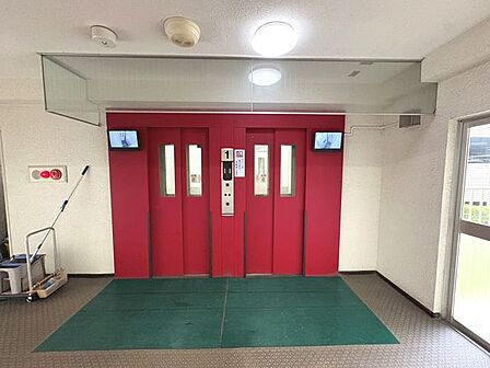 エレベーターは2基ございます。混雑する朝の時間帯でも安心です。