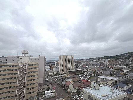 高層階ならではの開放的な眺望が魅力。  周辺の街並みが一望できますね。