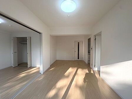 13.6帖のリビング。洋室2部屋が隣接した、リビング中心の間取り。ご家族が自然と集まる空間です。