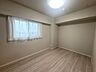 子供部屋：6帖の洋室2。全居室に窓があり、お部屋に陽光が差し込みます。