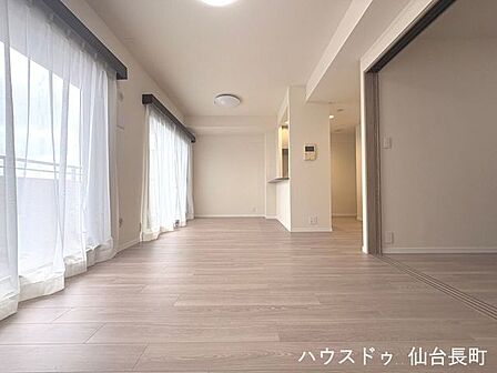 14.1帖の明るいリビングは、くつろぎ時間をより快適にしてくれますね。