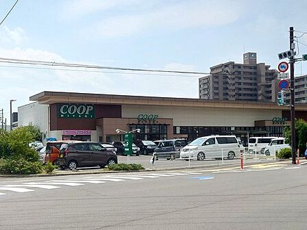 みやぎ生協 長町店9時30分～22時まで営業しております。クリーニングやATMが併設されており、駐車スペースもございます。 260m