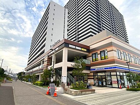tekuteながまち10時～20時まで営業しております。スーパーやレストラン、カフェ等の飲食店、雑貨店などの商業施設が集まったショッピング施設です。 800m