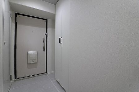 トールタイプのシューズボックス付玄関。