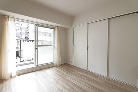 バルコニーに面した洋室約5.6帖、CL付。