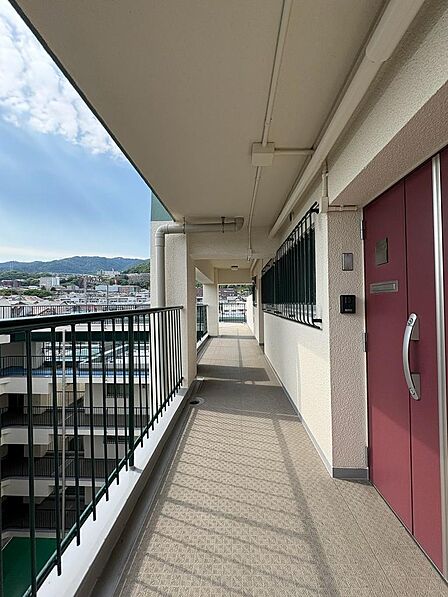共用廊下。個性豊かなショップやカフェ、老舗ベーカリーを日常使いできる阪急岡本エリア。六甲の豊かな自然を身近に感じることができる最上階６階部分のお部屋です。ぜひお問い合わせください。