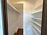 収納：洋室5帖。お部屋が広く使える大型WIC付です。