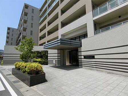 正面エントランスには車寄せがあり、車の乗り降りも安全です!