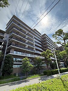 外観:2019年築、地上11階建・総戸数202戸の洗練された大規模マンション。美しい並木道に馴染むモダンな外観デザインが目を引きます。千里南公園に隣接した緑豊かな住環境で、心豊かな暮らしを叶える住まいです。 外観:2019年築、地上11階建・総戸数202戸の洗練された大規模マンション。美しい並木道に馴染むモダンな外観デザインが目を引きます。千里南公園に隣接した緑豊かな住環境で、心豊かな暮らしを叶える住まいです。