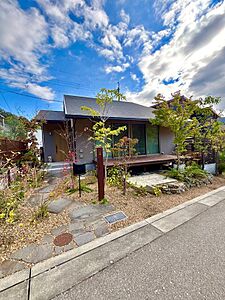 外観：四季を楽しめる植栽が植わっている。庭の草花を切り花にして楽しむことも。
