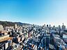 その他：眼下に広がる神戸の街並みと、遠くには六甲の雄大な山並みまで見渡せる、息をのむような昼の絶景パノラマビュー。LDKを彩る大開口の窓から、時間と共に表情を変えるこの景色が、日々の暮らしに感動を与えます。