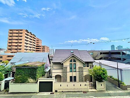 岡本エリアらしい落ち着いた邸宅街を見下ろす眺望。高い建物が密集していないため視線が遠くまで抜け、夜には穏やかな街の灯りを楽しめます。