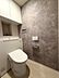トイレ：温水洗浄機能付きのキャビネット一体型トイレです！上部吊戸棚もございますのでスッキリとした空間です！