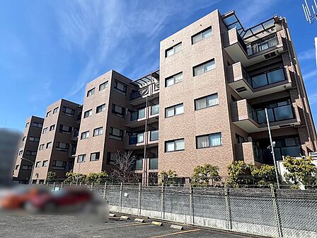 ブラウンを基調とした落ち着きのある外観。青空に映えるデザインで、住まいに開放感をもたらします。