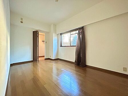 洋室約7.0畳。角部屋につき窓があり採光良好です。WICがございます。