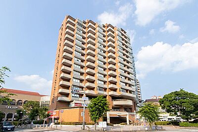 外観：阪急宝塚線・今津線「宝塚」駅徒歩約2分、JR「宝塚」駅徒歩4分商業施設「ソリオ宝塚」に隣接した利便性のマンションです。