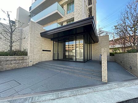落ち着いた色合いと重厚な庇が印象的なエントランス。住まう方々を優雅に迎え、日々の暮らしに安心感と品格を添えます。?