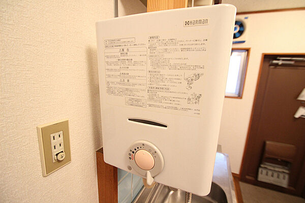 画像24:瞬間湯沸かし器。キッチンスペースにあり。