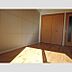 寝室：居室の一面はアクセントクロスでおしゃれな空間に!