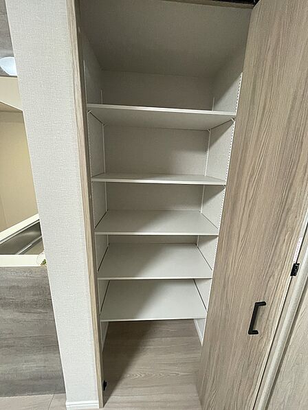 仕切りがある収納なのできれいに整理できます☆