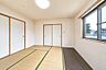 その他：日当たりの良い8畳の和室。部屋の奥には広い納戸があり、シーズンオフの寝具などをまとめて収納できます。