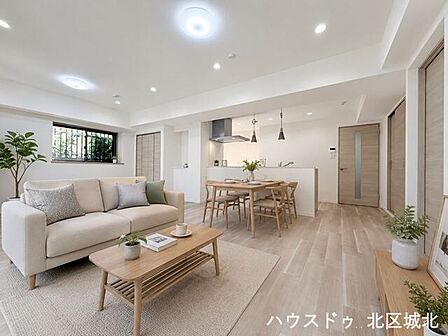 23帖のゆとりあるLDK!家具を配置しても広々と使え、家族でゆったり過ごせる空間です。※実際の写真に家具をCG合成したものです。(家具等は販売に含まれておりません)