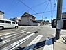 その他：幅員約7.2mの前面道路です。引越し業者のトラックも問題なく停めて置くことが出来る道幅です。