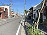 外観：【北側前面道路】幅員約14m前面道路：開放的で圧迫感がない道幅。距離があるため火災時の炎症リスクも低減されます