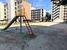 周辺：【福徳荘公園】すべり台、砂場があり、お子様が走り回れる広い公園です。 470m