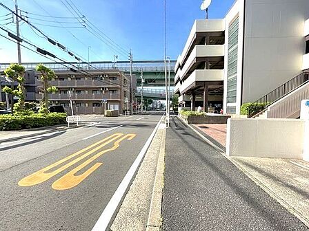 【東側前面道路】道路幅にゆとりがあるので、車種を選びません。車をゆったりと出し入れすることができます。大きめの車に乗りたい方にもオススメです。