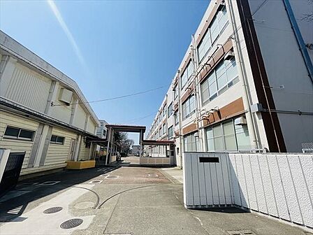 【名塚中学校】教育目標：学習、生活ともに自主的活動を重んじ、自律精神に富んだ人間を育てる。科学性を高め，創造性豊かな人間を育てる。友愛の精神にみち、健康で活動的な人間を育てる。校訓：自 540m