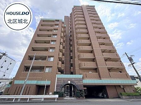 地上15階建てのマンション。オートロック・宅配ボックス付きで、便利な設備も整っています。