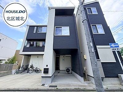 外観:地下鉄鶴舞線「浄心」駅徒歩11分!前面道路は幅員約5.4m、令和4年築の築浅3階建住宅です。 外観:地下鉄鶴舞線「浄心」駅徒歩11分!前面道路は幅員約5.4m、令和4年築の築浅3階建住宅です。
