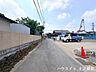その他：【東側前面道路】幅員約3.3ｍ前面道路。車がすれ違うには厳しい道幅ですが、車はスピードを抑えて走行するので、お子様にも安全な道幅となっています。