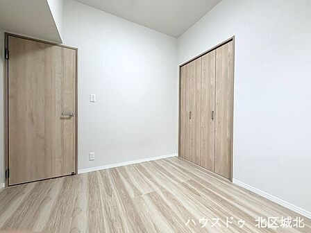 【4.7帖洋室】クローゼット付きお部屋。季節物の整理に便利で、使い勝手の良い洋室収納です。