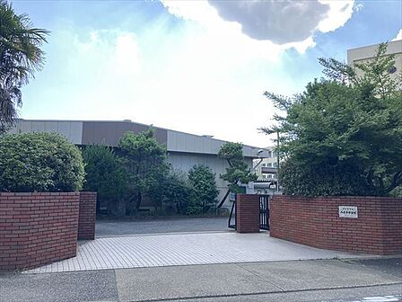 【名古屋市立八王子中学校】「八王子中学校の生徒としての自覚と連帯感をもち、心のふれ合いを大切にする人間性豊かな青少年の育成」を教育目標に掲げています。 750m