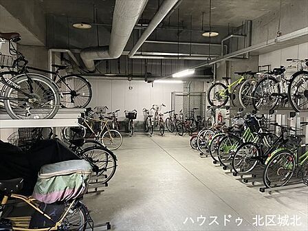 駐輪場です。屋内なので雨にぬらさずに保管できます♪