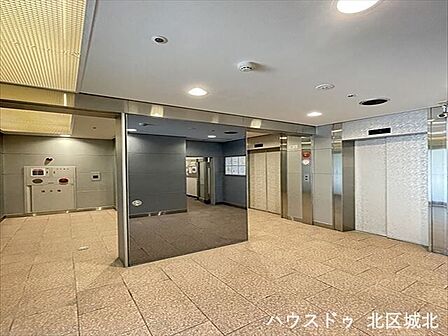 明るく清潔感のある共用ロビー。エレベーター前も広く、来客時も安心のゆとりある空間です。
