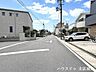 その他：【南東側前面道路】幅員約7.2ｍ前面道路。街並みが開放的で圧迫感がありません。引っ越しトラックなど大きな車も余裕をもって通行することができます。