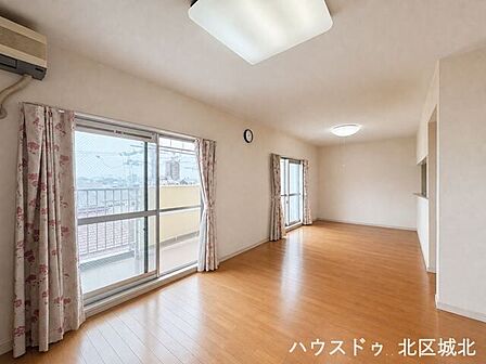 窓からたっぷりと陽光がふりそそぐ明るい空間です。心地よい毎日を過ごせる空間です。※実際の写真をもとに家具等をCGで除去したものになります
