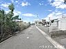 外観：【西側前面道路】街並みが開放的で圧迫感がありません。