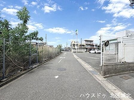 【西側前面道路】街並みが開放的で圧迫感がありません。